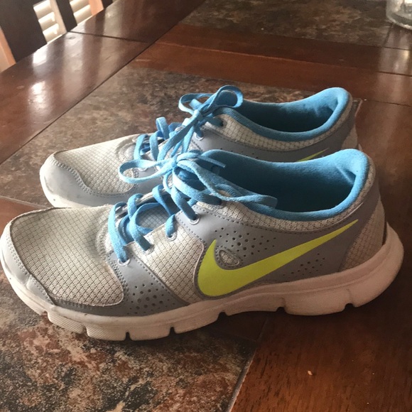 Nike Shoes - Nike tennis shoes